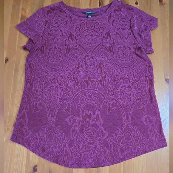 Simply Vera Burgandy Short Sleeve Curved Hem Patterned Top Size Large - Picture 2 of 11